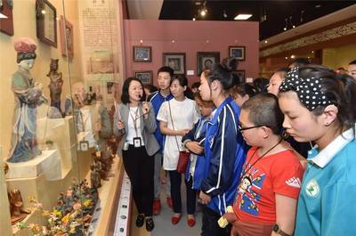 太原市聾人學(xué)校走進(jìn)山西省工藝美術(shù)館 承辦展覽展示活動